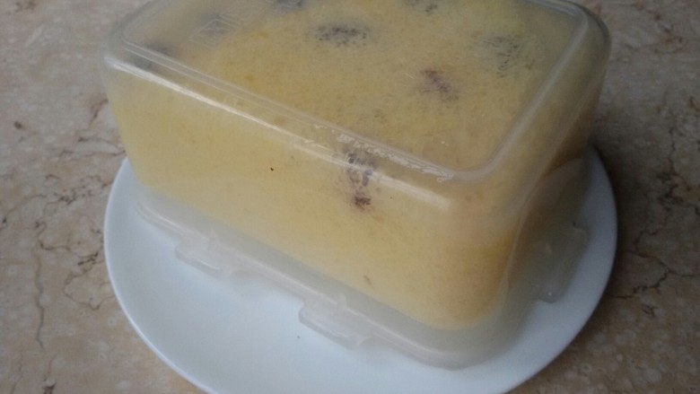 山药蔓越梅鸡蛋糕,山药糕蒸熟后将小碗倒扣,自己可以掉下来哒。