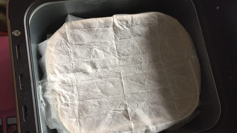 豌豆荚造型馒头,面包桶盖上一层吸湿厨房纸(厨房纸吸湿稍挤干即可)