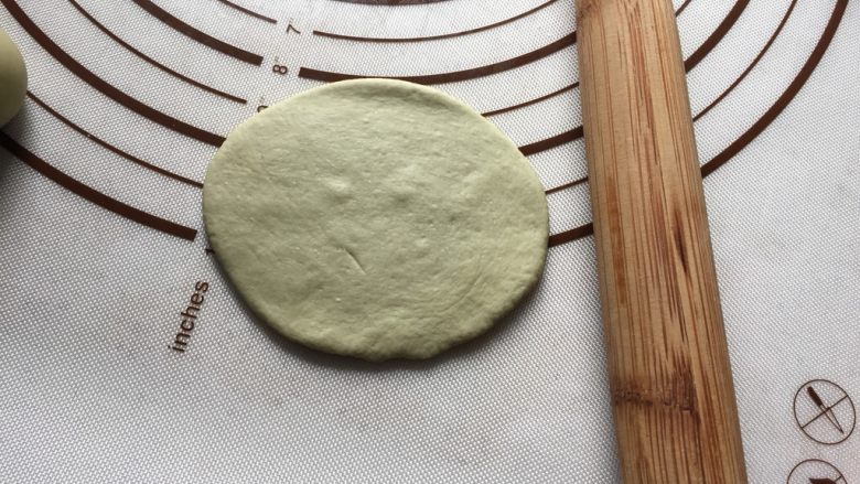 豌豆荚造型馒头,取绿色剂子,像擀饺子皮一样擀成圆形。
