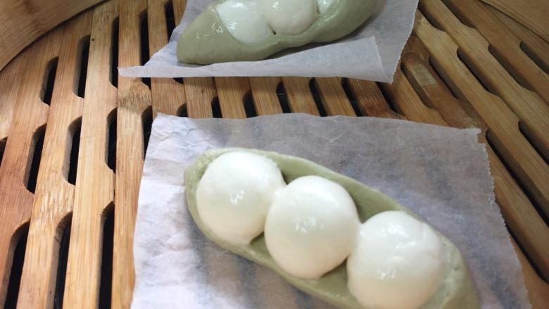 豌豆荚造型馒头,最后直接开火,大火烧开后,转中火蒸15分钟即可。蒸好的豌豆馒头关火后焖5分钟再出锅