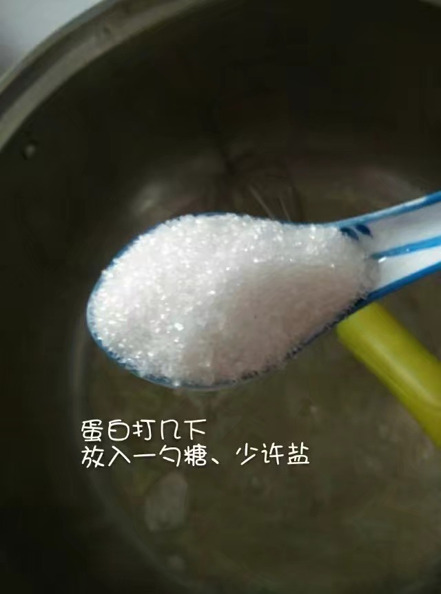 电饭锅蛋糕,蛋白稍微打几下,加入一勺白糖,为突出甜味加入少量盐,之后打发