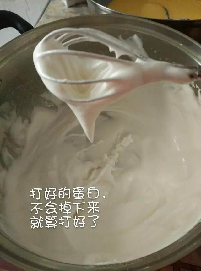 电饭锅蛋糕,打好的蛋白不会从打蛋器掉下来就可以了，我用的是手动打蛋器，也可以用电动的