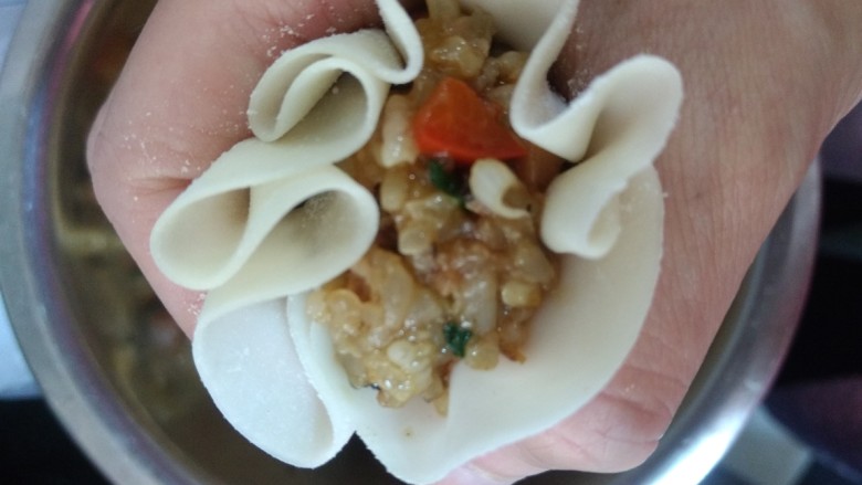 快手烧麦(营养简单),左手垫下面,右手虎口捏一下,捏出瓶颈