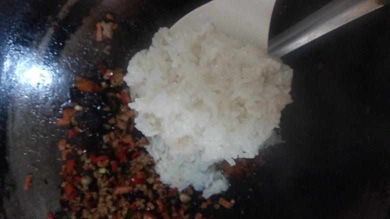 快手烧麦(营养简单),加入<a style='color:red;display:inline-block;' href='/shicai/ 5132'>糯米饭</a>,混匀