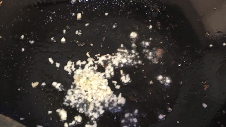 肉末茄子煲,炒锅放少量油,爆香1/3的蒜末