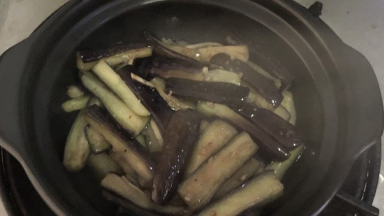 肉末茄子煲,放入烧热的砂锅中盖上盖子,全程小火