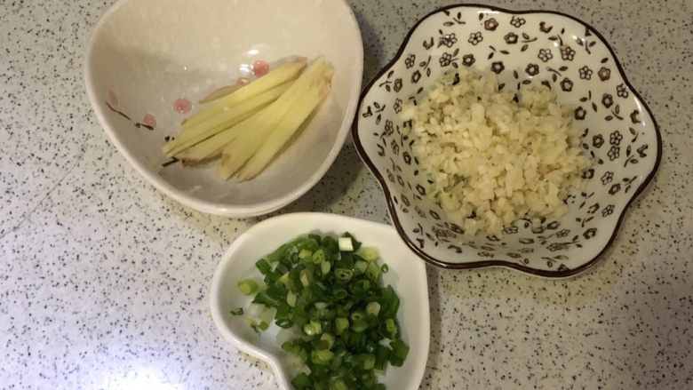 肉末茄子煲,葱碎切末,姜切丝