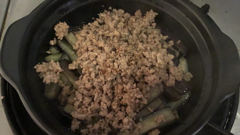 肉末茄子煲,放到砂锅里的茄子上,再盖上盖子继续小火慢炖