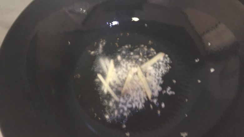 肉末茄子煲,同时炒锅放油烧热,放1/3蒜末,姜丝爆香