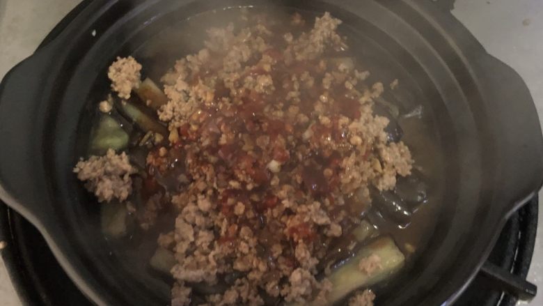 肉末茄子煲,浇入砂锅中,再次盖上盖子,中小火烧2分钟