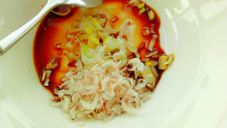 鸡汤馄饨面,放入<a style='color:red;display:inline-block;' href='/shicai/ 288'>虾皮</a>