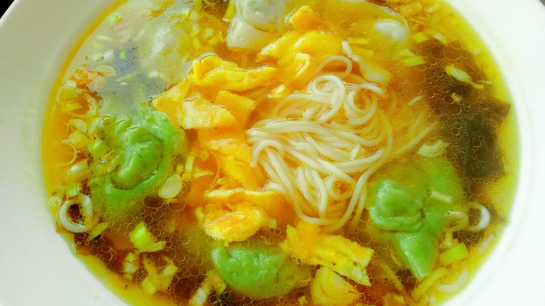 鸡汤馄饨面,最后放上馄饨和蛋皮,美味的馄饨面就做好了。😳