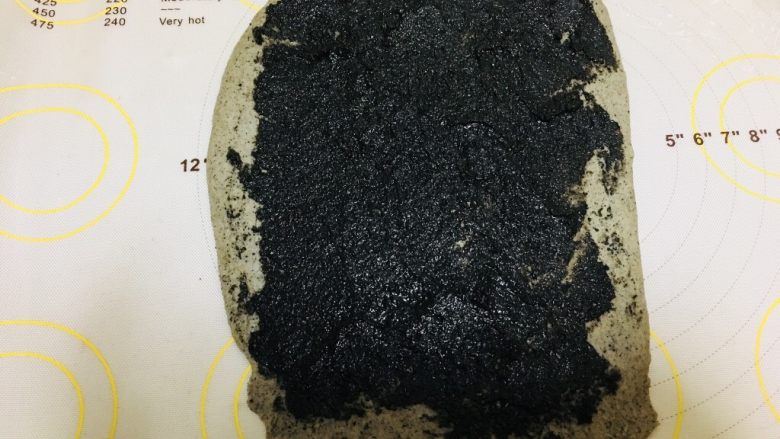 黑芝麻软欧,馅料部分的材料,黄油融化与其他材料混合成泥,涂抹在干好的面片上。