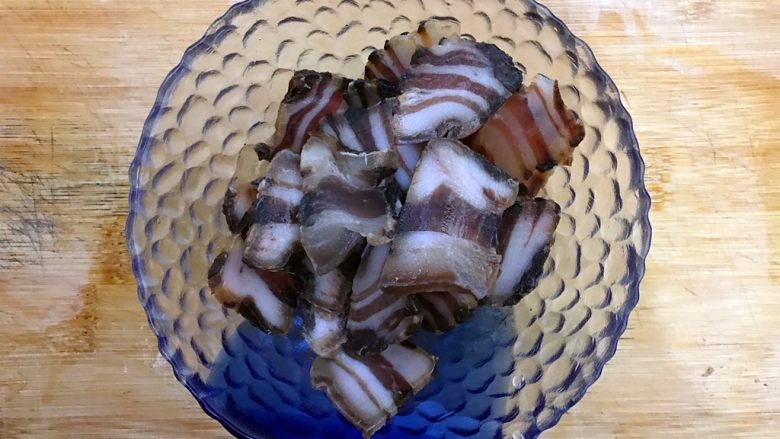 黑白菜蒸腊肉,捞出腊肉,如图所示,切成薄片