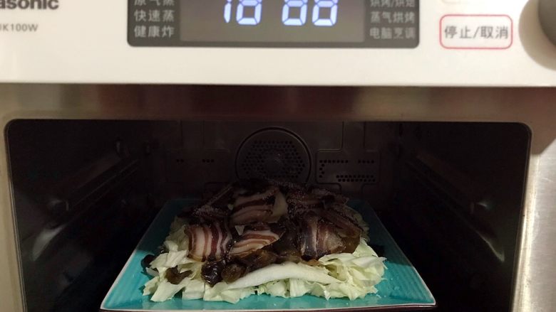 黑白菜蒸腊肉,放进蒸箱,水箱放满水,选择原气蒸功能,20分钟