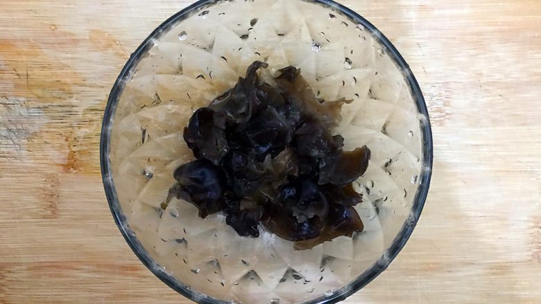 黑白菜蒸腊肉,泡发好的黑木耳去蒂洗净,撕成小朵,控干水分,备用