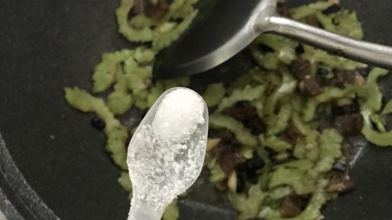 炒苦瓜放这个，居然成了下饭菜,再加入适量的盐。