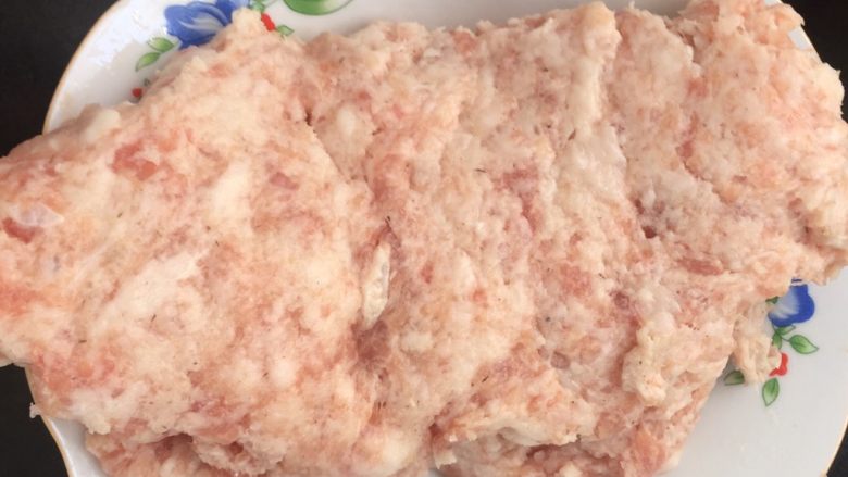 小云吞,加入蛋清,与肉糜充分搅拌,搅拌均匀后,加入一勺盐和一小搓糖接着剁,直至五花肉完全被剁成肉糜,然后加入少许<a style='color:red;display:inline-block;' href='/shicai/ 720'>胡椒粉</a>搅拌均匀。加胡椒只是为了去腥,不要多加,会把肉的鲜味盖住,建议用现磨的黑胡椒,罐装超市有卖。
