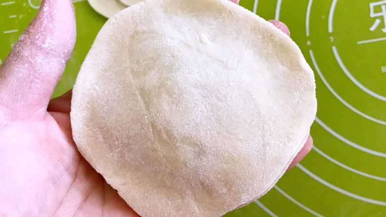 韭菜鸡蛋馅饼,在馅料上面再盖上一个面皮,把两个面皮上边缘捏合