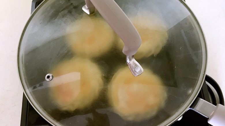 韭菜鸡蛋馅饼,盖上锅盖,煎制3分钟左右