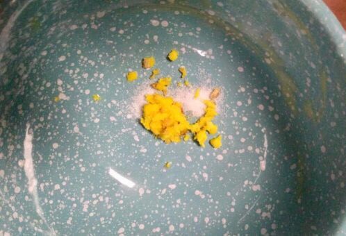 番茄鸡蛋竹升面,煮锅加入水烧水准备煮面,烧水的同时取碗放入适量盐再放入老姜末,加入150ml的开水备用