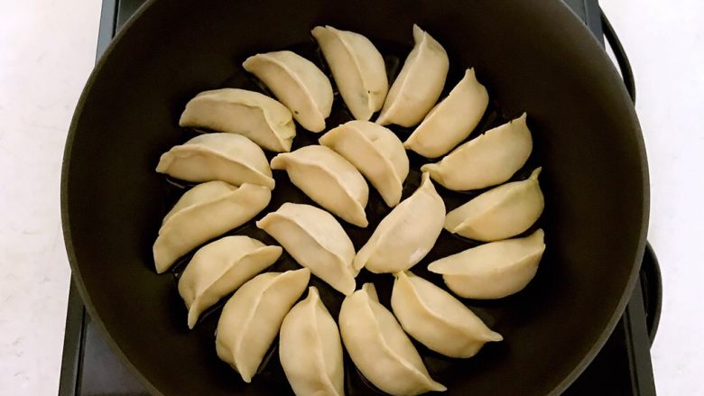 招牌煎饺,油温5分热的时候放入饺子,全程小火煎制