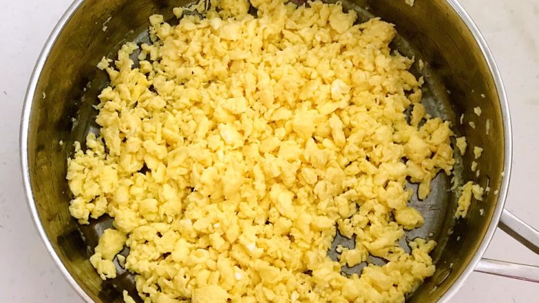 招牌煎饺,把鸡蛋炒成小碎块,关火晾凉
