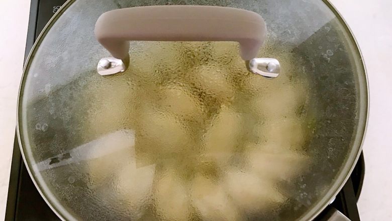招牌煎饺,盖上锅盖,煎制3分钟左右