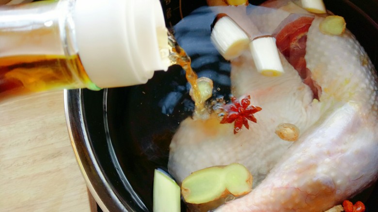 红烧鸡腿,将生姜，八角，大葱和鸡腿，放入压力锅中，倒少许的<a style='color:red;display:inline-block;' href='/shicai/ 718'>料酒</a>