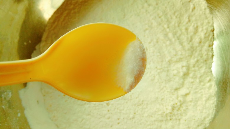 油梭子饼,面粉中加少许的食盐