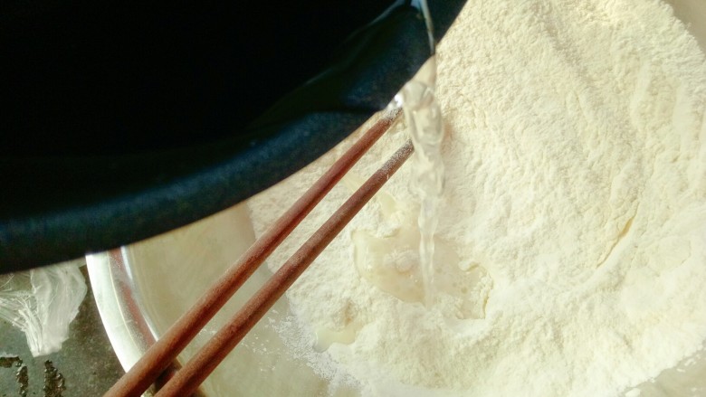 油梭子饼,倒入温水