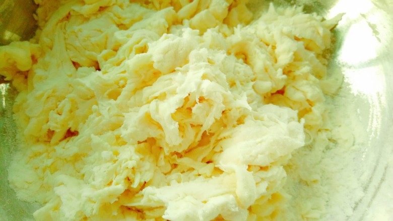 油梭子饼,用筷子搅拌成絮状