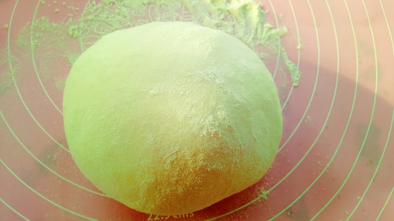 油梭子饼,醒好的面团取出再揉一分钟。