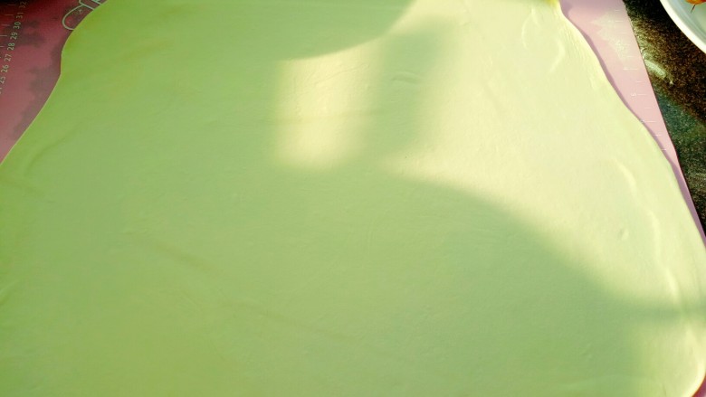 油梭子饼,然后擀成大薄片