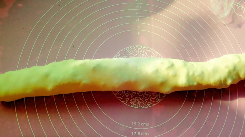 油梭子饼,卷成筒状