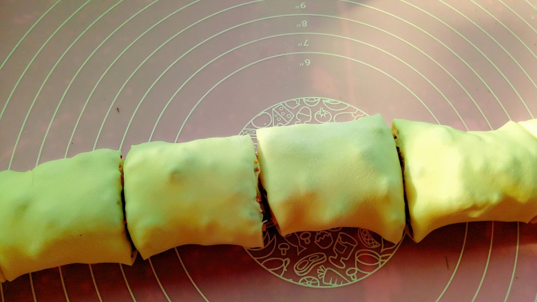 油梭子饼,用刀切成等量的段