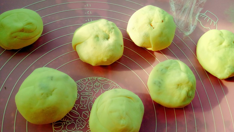 油梭子饼,用手轻轻的按压成饼状。