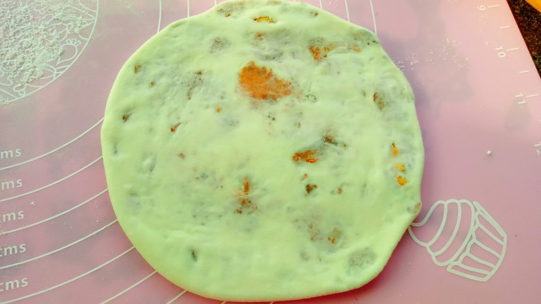 油梭子饼,用擀面杖擀开，擀薄