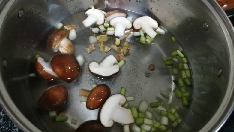 图文解说从活鱼到鱼丸的全过程,所有食材,除西红柿和葱花外,全部放进汤锅里煮