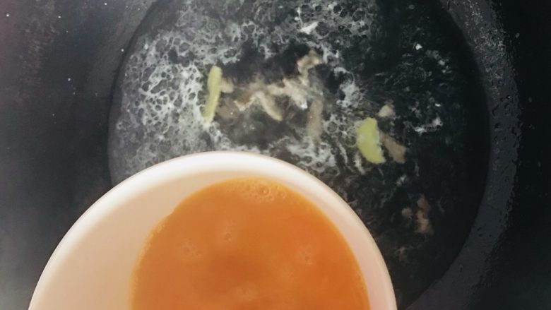 姜片鸡蛋汤,准备倒入鸡蛋液