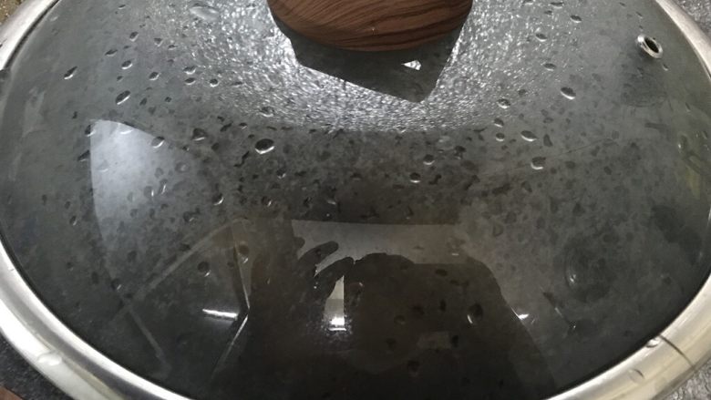 家常卤菜中最受欢迎的一道菜,盖锅盖焖十秒,开盖调中火炒香后铲出备用。