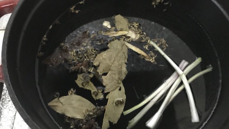 家常卤菜中最受欢迎的一道菜,卤料清洗后跟葱白一起放入铸铁锅大火煮开。