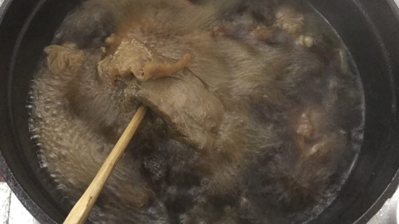 家常卤菜中最受欢迎的一道菜,牛腱卤到插入筷子不那么容易穿过时。加入盐,生抽调味,不要太咸。