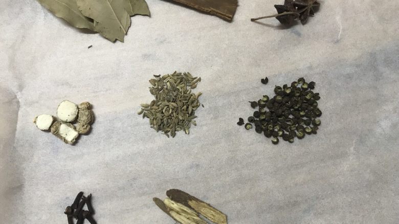 家常卤菜中最受欢迎的一道菜,准备好卤料,有些料我没拍,尽量就按方子收集。