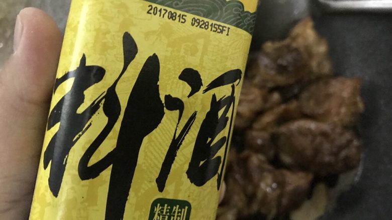 家常卤菜中最受欢迎的一道菜,延锅边淋入少量料酒,翻炒几下。