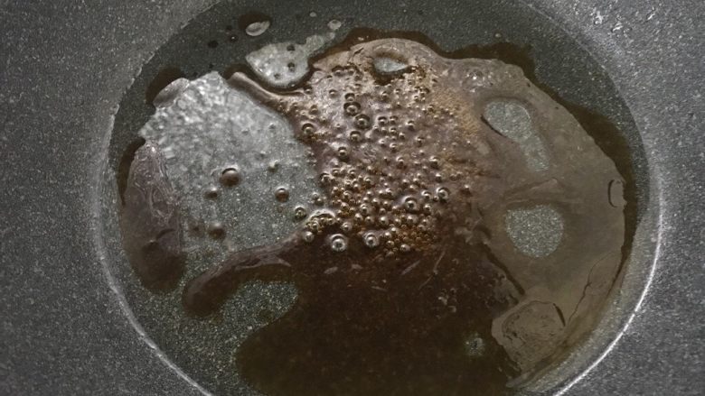 家常卤菜中最受欢迎的一道菜,小火,炒锅放点油,再倒入黄冰糖,熬化后出现大泡转小泡,就倒入牛腱炒糖色。
