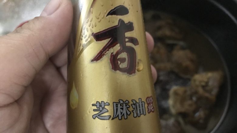 家常卤菜中最受欢迎的一道菜,再加入几滴芝麻油调香，吃鸡精的可以放点，把牛腱泡在卤水里过夜。夏天的话，等锅冷却后放入冰箱。