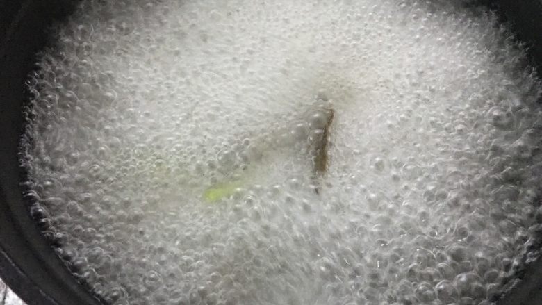 家常卤菜中最受欢迎的一道菜,煮开后,转中小火煮15分钟左右。煮好后,备用。