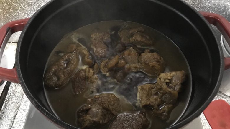 家常卤菜中最受欢迎的一道菜,牛腱卤到,插入筷子容易插入时,关火。