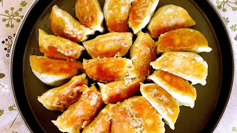 招牌煎饺,招牌煎饺出锅了,底部金黄,带有冰花